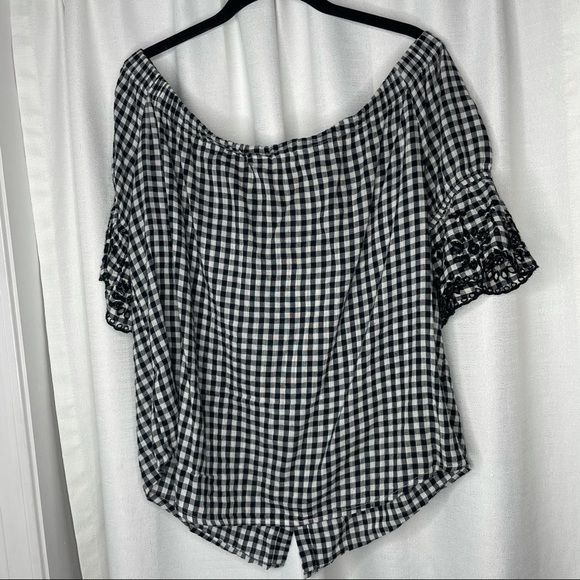 Old Navy Checkered Off the Shoulder Top - Picture 2 of 6